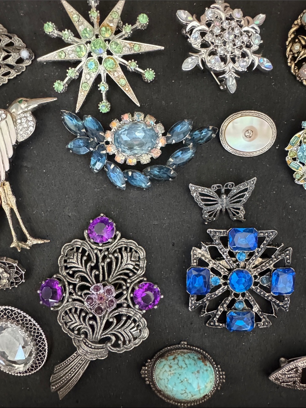 LOT OF TWENTY (20) VINTAGE ASSORTED SILVER TONE & GOLD TONE BROOCHES PINS - Picture 9 of 11